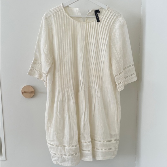 Dresses & Skirts - White Flowy Sisterknots Dress